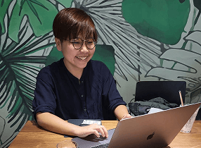 Yiting Huang working at her laptop
